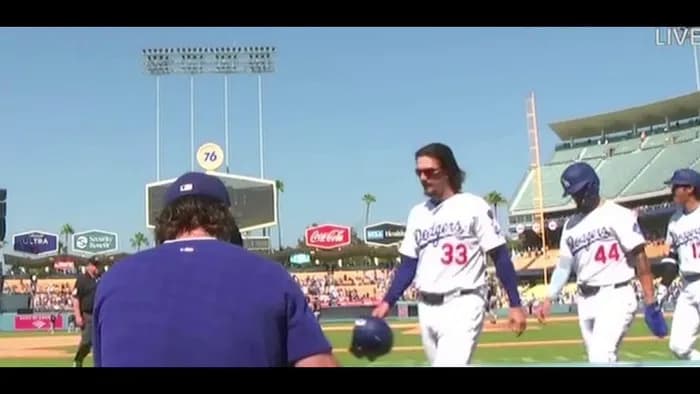 【動画】大谷翔平さん、ベンチに引き上げる前にベッツを待ち慰める