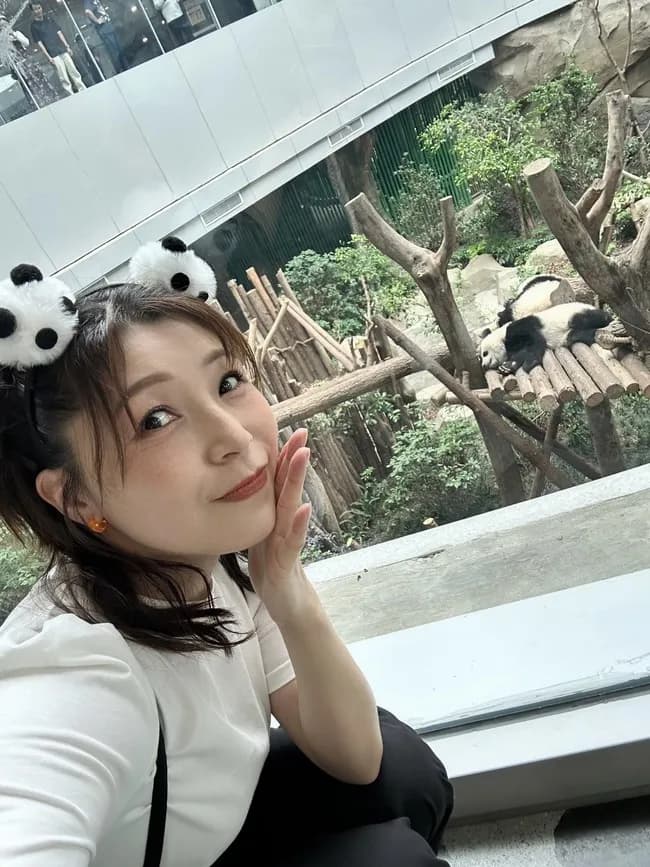 【画像】声優の新田恵海さん(41)、パンダコーデでパンダに会いに行く🐼