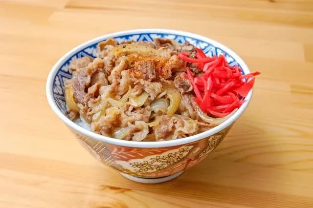 【悲報】牛丼屋、どこも牛丼の味で勝負しなくなる