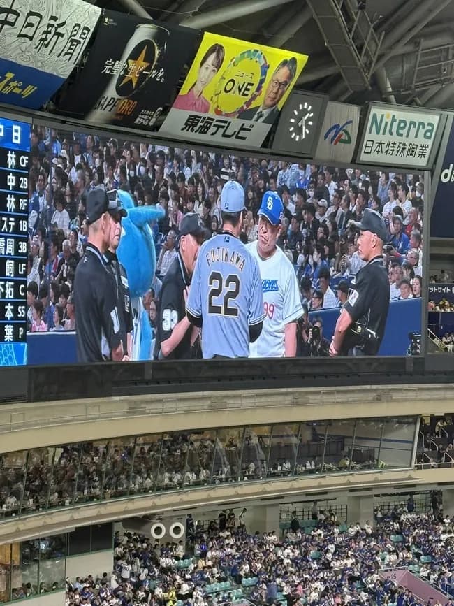 【画像】井上監督、藤川監督にガンを飛ばす