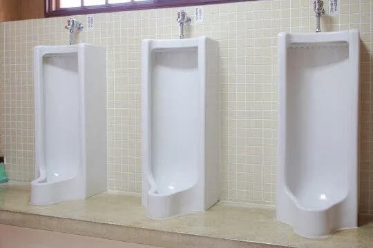 【悲報】小便器でモジモジ…必死に隠す男さん、見苦しすぎるｗｗｗｗｗｗ