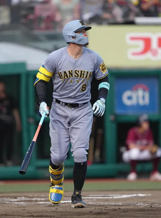 【阪神】佐藤輝明が確信歩き　フェンス直撃シングルヒット