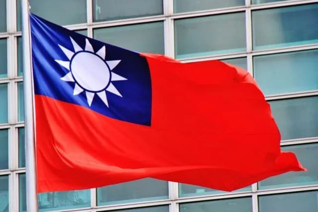 台湾、日本人2人を強制退去　繁華街で中国国旗掲げる