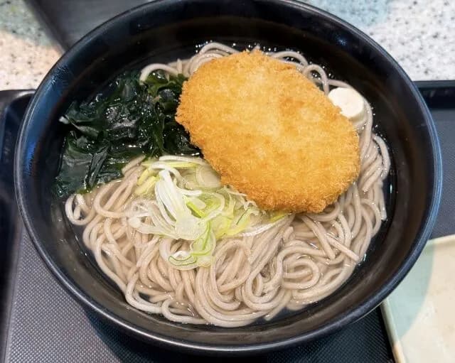 【謎】コロッケそばという謎の食べ物を頼む連中ｗｗｗｗｗ