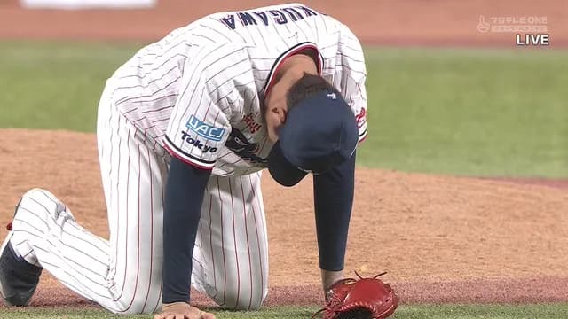 ヤクルト・奥川、膝から崩れ落ちる　ピッチャー才木に押し出し四球