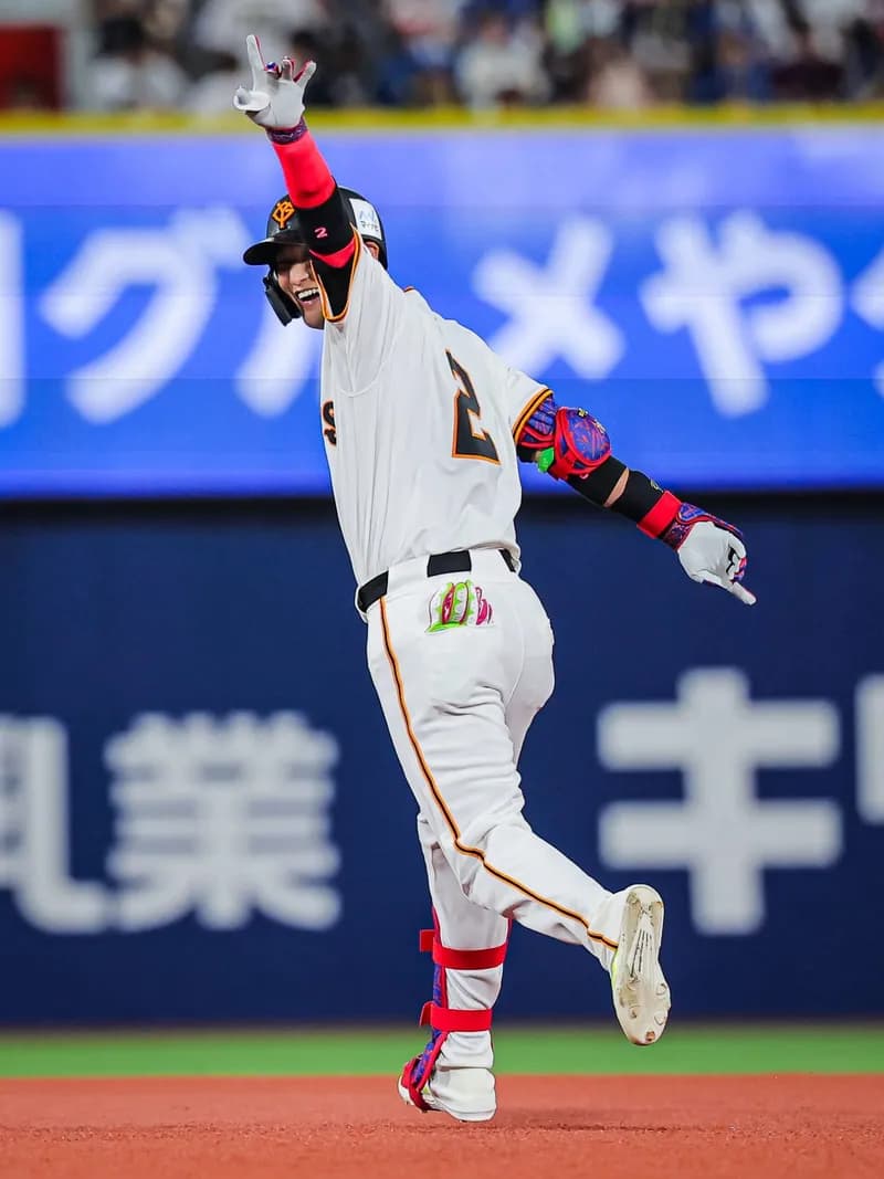 吉川尚輝選手が敢闘賞受賞 本塁打、二塁打、安打で3安打猛打賞