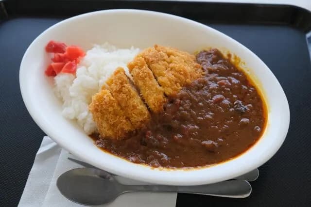 カレーのトッピングのチャンプはトンカツとして