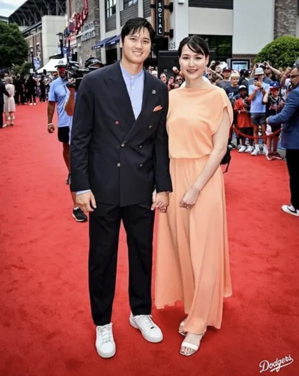 大谷翔平、真美子夫人  レッドカーペットに登場！第1子出産後のスレンダーな姿に「産後とは思えん」「母になってより綺麗に」