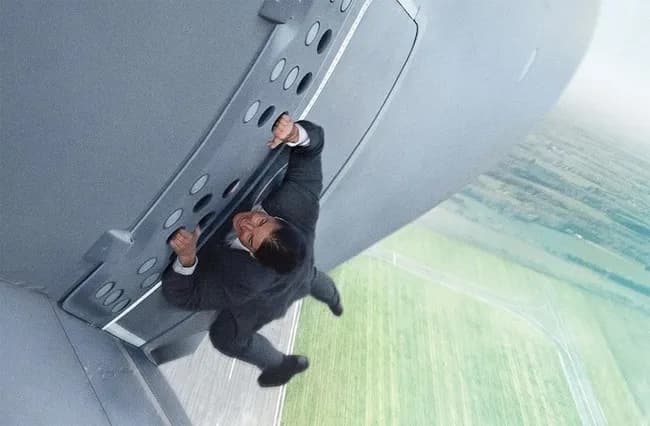 プロデューサー「足を使って飛行機から飛行機へ飛び移れ」トム・クルーズ(62)「はい…」