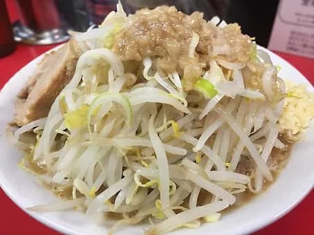 【悲報】ラーメン屋「ニンニクは？」客「普通で」「あのさぁ、コンビニで袋要るか聞かれて普通って言うの？」