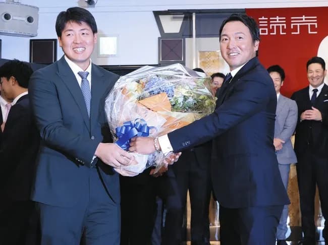 【巨人】岡本、花束贈呈されるｗｗｗｗｗｗｗｗｗｗｗｗｗｗ