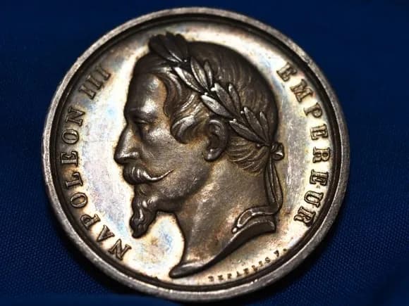 【悲報】先生「歴史上で一番軍事的な天才は？」海外の友人「ナポレオン！ハンニバル！チンギスハン！」