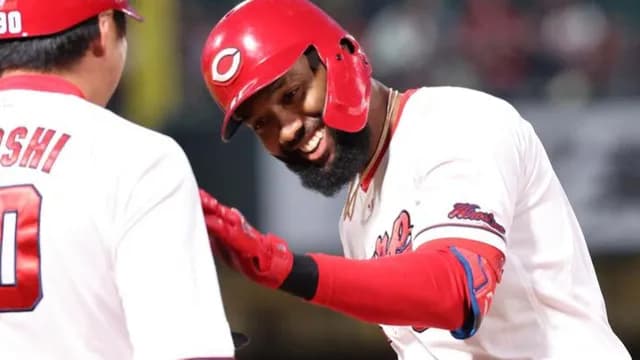 【朗報】カープファビアン、菊池に甘える『かまってちゃん』だった!来日初猛打賞も達成