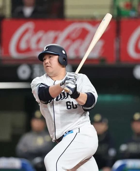 西武・中村剛也、『魚雷バット』使用! ネットも反応「中村さん魚雷だ」 初打席は三振