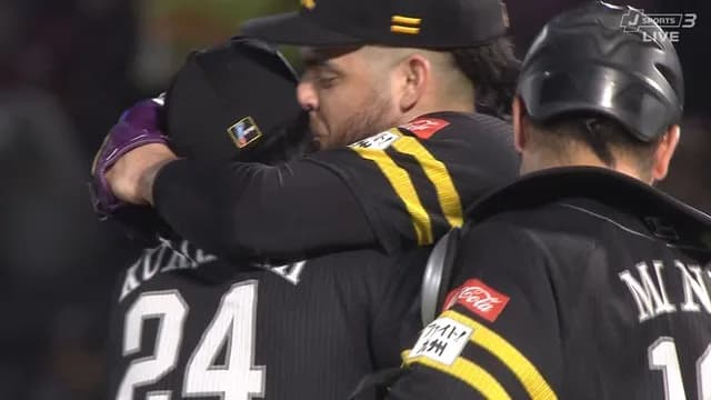 ソフトバンク・栗原、バント小フライに猛チャージでダブルプレー！！ オスナは感謝のキッスｗｗｗｗ