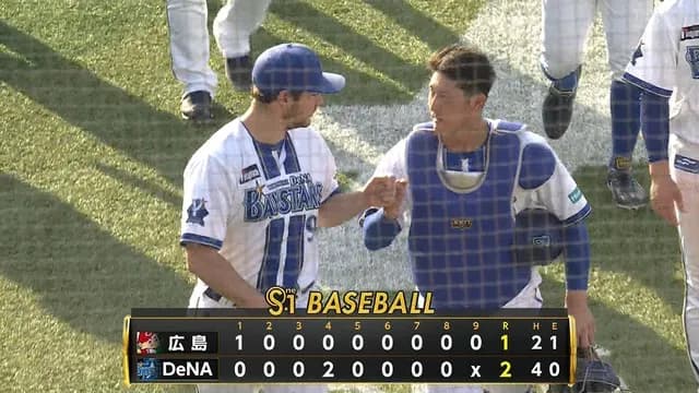 バウアー吠えた！ 中4日で8回129球10奪三振、2年ぶりの勝利で松尾とグータッチ