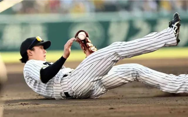 阪神・小幡　及川救った！超美技　前進守備で強いライナーを鮮やかキャッチ　バットでも貢献八回ダメ押し犠飛