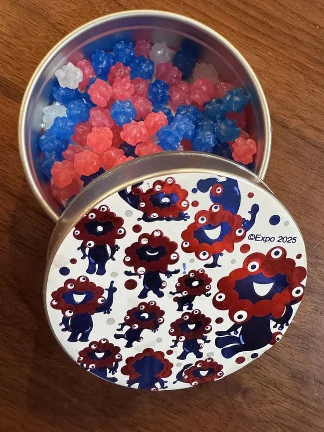 【画像】ミャクミャク様　バラバラで見つかる