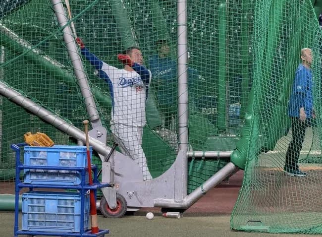 中日松中コーチ(51)、選手に手本を見せようと打つもフェンス直撃連発で「中々入らん。やっぱ広いわ」