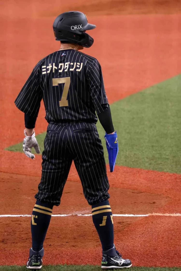 これが変態打ち…… 「ミナトクダンシ」西川龍馬、ロッテ種市のワンバンをヒットに!?