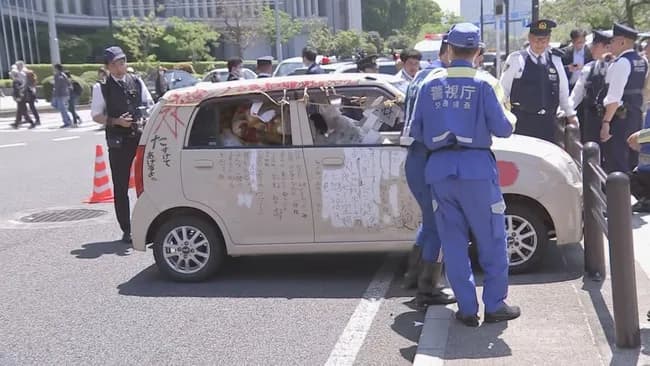 【画像】神風軽自動車 皇居大手門に突っ込むｗｗｗｗｗｗｗｗｗ