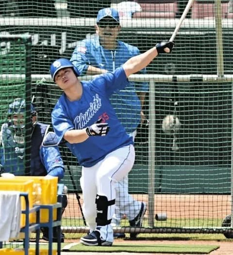 中日細川、マツダスタジアムに姿を現し通常の練習メニューをこなす