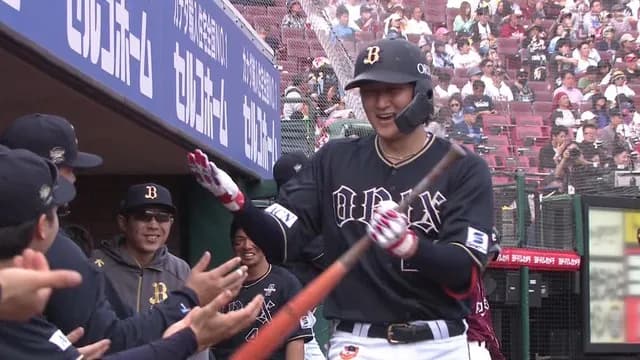 パパになった紅林(23)、第一子に捧げるホームラン！ 幸せそうに揺りかごパフォーマンスｗｗｗｗ