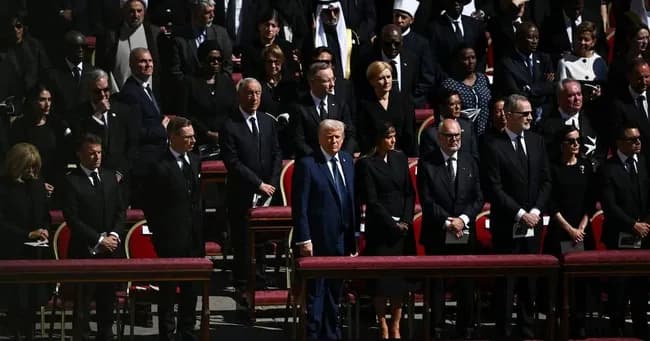 トランプさん、教皇の葬儀に青スーツで参加した上に最前列に居座る