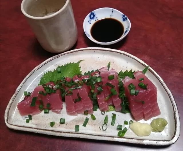 かつおの刺身という何の調味料をかけてもありな神料理