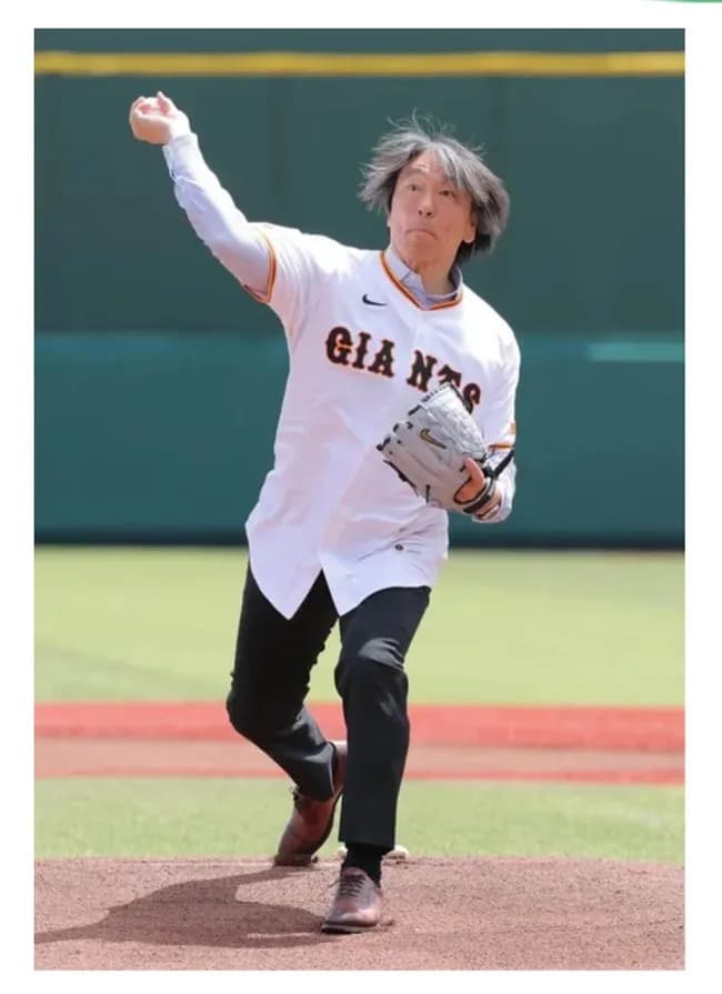 松井秀喜さん、2軍の始球式で満面の笑顔