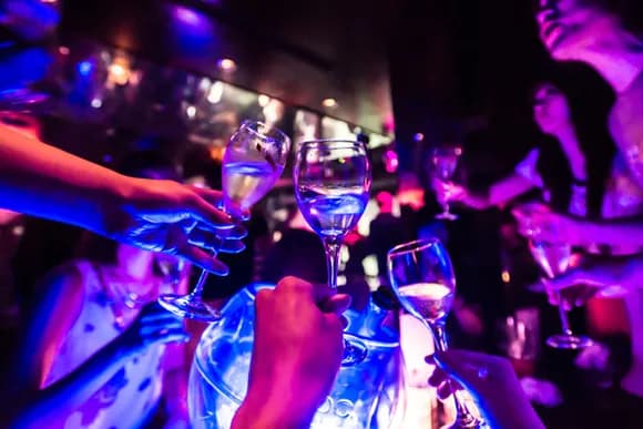 【悲報】キャバクラ業界「このままじゃ全国全滅や！頼む来てくれ！」