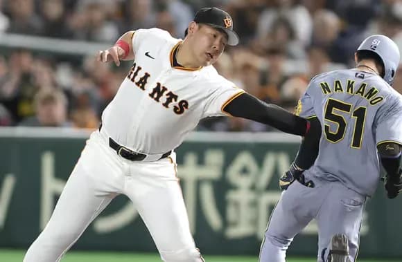 【悲報】巨人・岡本和真、再検査で「左肘靱帯損傷」全治約3カ月で巨人終了・・・・・・・