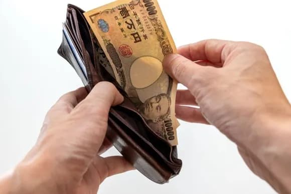 【衝撃】コンビニで「現金払い」してるおじさんの正体ｗｗｗｗｗ