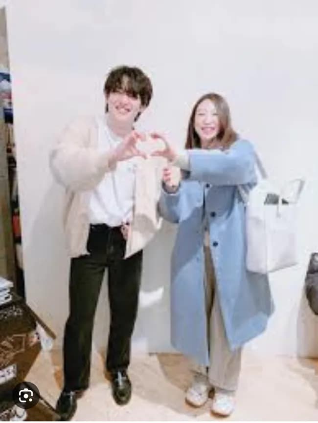 【画像】女子「ギャー！このカフェの店長BTSのテテに似てる！」カフェに女性が集結