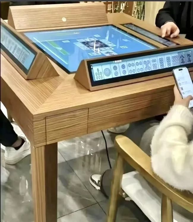 最新の全自動卓が凄い！点数計算もオートでやってくれるｗｗｗ