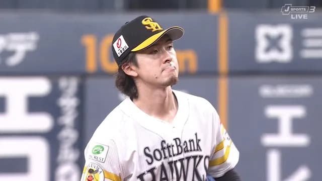 上沢直之、牽制球をカメラマン席に投げ込む