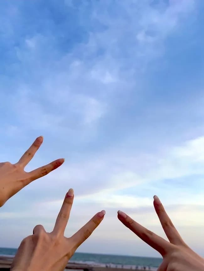 【画像】例のシェアハウスの声優さん、今度こそ女同士の手をうｐ