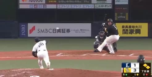 師匠も打つ！！山川穂高のタイムリーでさらに追加点！！あともう少しでホームランのフェンス直撃打