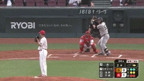 巨人・リチャード、移籍後第1打席に挨拶代わりの外の変化球で三振