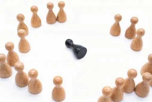 【悲報】日本人「あっ！こいつ気に食わない奴だ！みなさーんここに悪いやついますよ！集団で叩きましょー！」