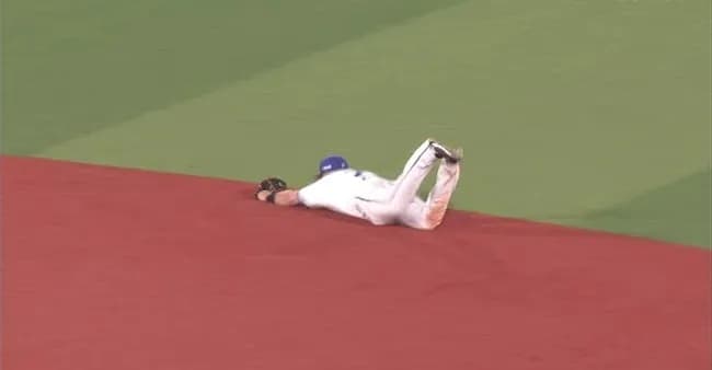 DeNA牧、抜けたら同点の打球を止める超ファインプレーでゲームセット！！