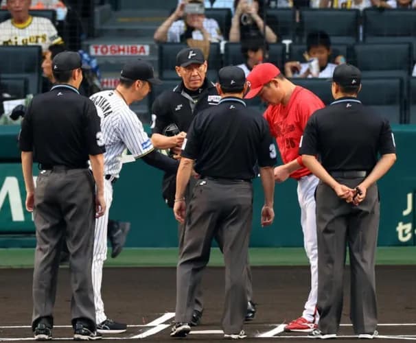 阪神藤川監督と広島新井監督がメンバー表交換で視線合わせない異様な光景　頭部死球以来の再戦