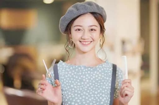 【悲報】美容師「いまなにされてるんですか？」ワイ「え…髪切ってもらってますけど…」