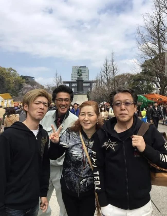 【画像】花井組のナンバー２、社員旅行にも作業服で参加