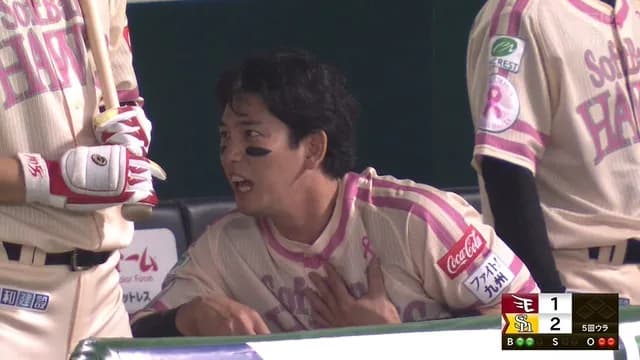 ソフトバンク・栗原、送球が直撃する間に決勝点！ キックベースかな？