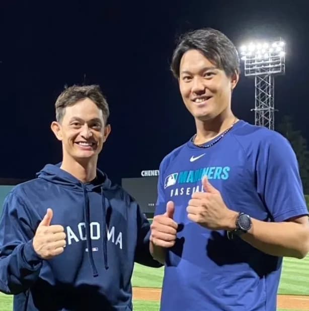 元DeNA乙坂智、同僚となった藤浪晋太郎投手とツーショット　早速試合に出場し攻守に躍動