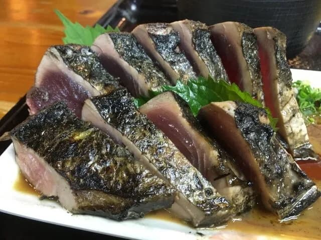 藁で焼いたカツオのたたきの美味さは異常