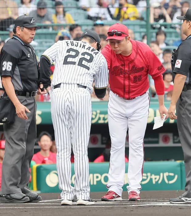 【広島】新井貴浩監督「腹に据えかねるものがあった」阪神・藤川監督との遺恨語る
