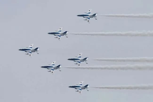 【悲報】ブルーインパルス「空自衛隊機が墜落してるので大阪万博に行くのは無理」