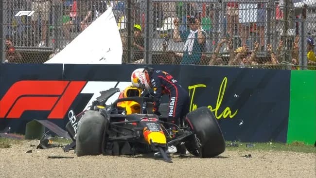 【悲報】F1角田さん、ちょいと車をぶつけてしまう